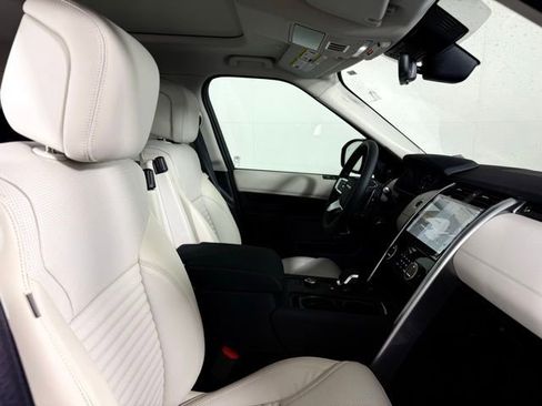Used 2025 Land Rover Discovery S image 36
