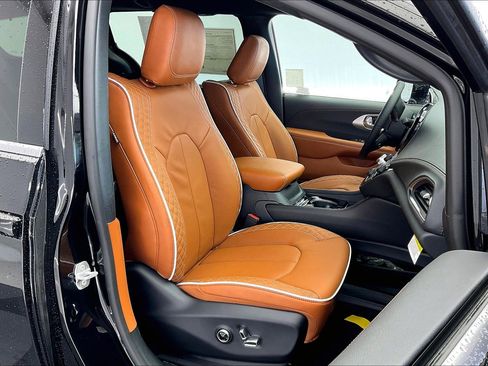 New 2026 Chrysler Pacifica Pinnacle image 9
