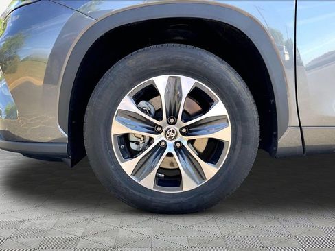 Used 2023 Toyota Highlander XLE image 23