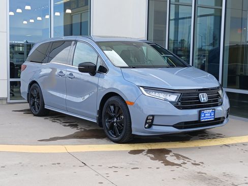 Used 2023 Honda Odyssey Sport image 4
