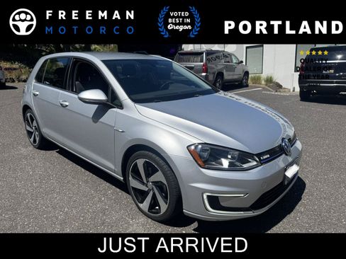 Used 2016 Volkswagen e-Golf SE FWD image 1