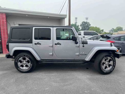 Used 2018 Jeep Wrangler Unlimited Sahara image 3