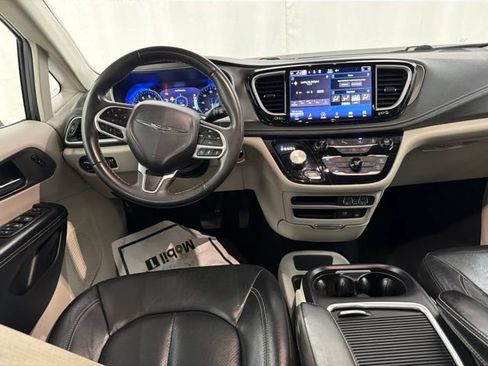 Used 2022 Chrysler Pacifica Touring-L FWD image 23