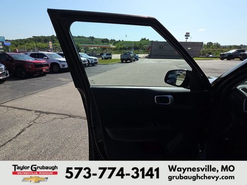 Used 2023 Hyundai Venue SEL FWD image 12