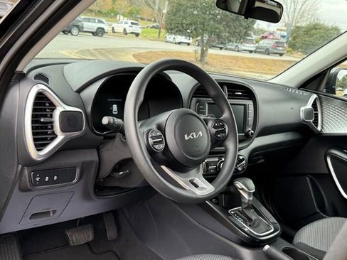 Used 2025 Kia Soul LX image 16