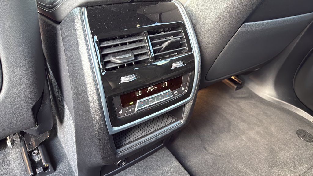 Used 2026 BMW X7 M60i AWD/4WD image 28