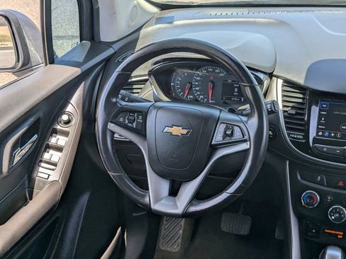 Used 2018 Chevrolet Trax LT w/ LT Convenience Package FWD image 15