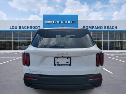 Used 2023 Kia Sorento LX image 4