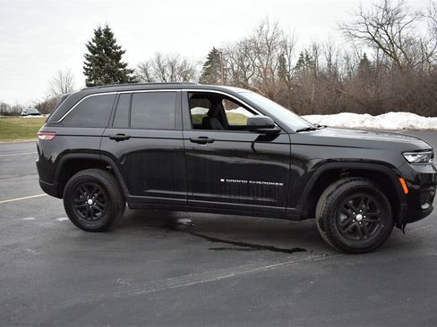 Used 2025 Jeep Grand Cherokee Laredo w/ Luxury Tech Group I image 2