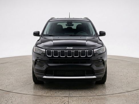 Used 2025 Jeep Compass Latitude image 2