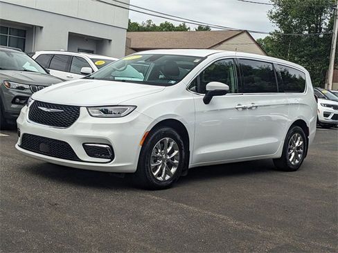 Used 2023 Chrysler Pacifica Touring-L image 5