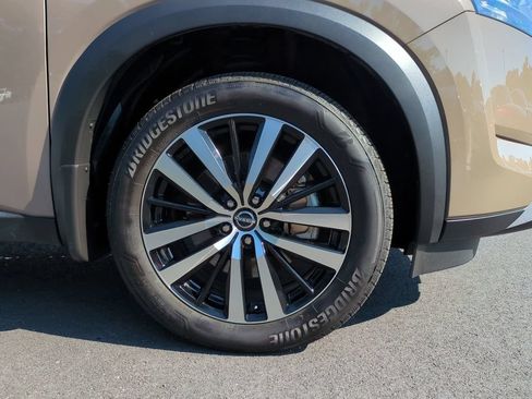 Used 2024 Nissan Pathfinder Platinum FWD image 11