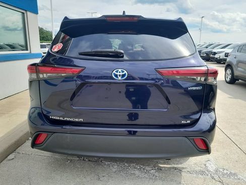 Used 2021 Toyota Highlander XLE AWD/4WD image 6