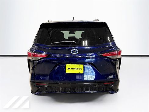 Used 2022 Toyota Sienna XSE image 6