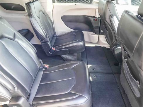 Used 2024 Chrysler Pacifica Touring-L image 16