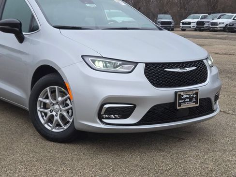 New 2026 Chrysler Pacifica Select FWD image 3