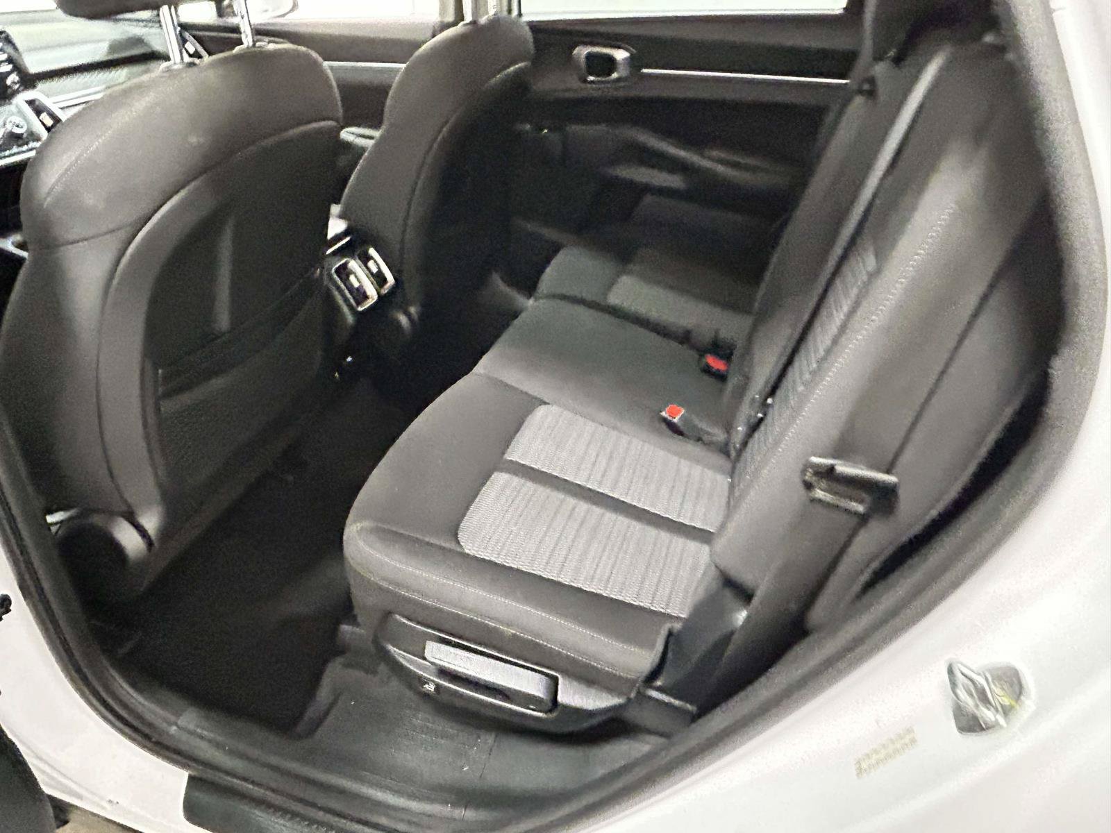 Used 2023 Kia Sorento LX FWD image 8