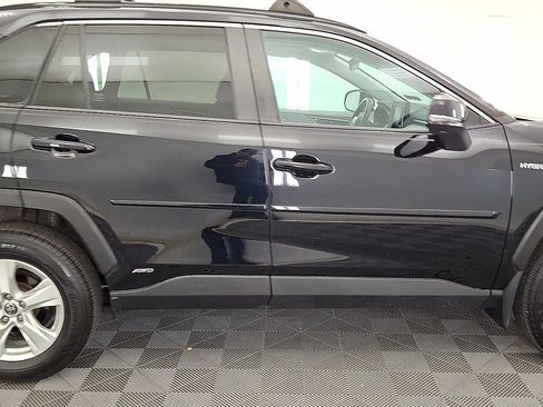 Used 2021 Toyota RAV4 XLE w/ Convenience Package image 5