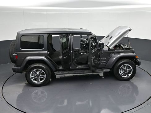 Used 2018 Jeep Wrangler Unlimited Sahara AWD/4WD image 43