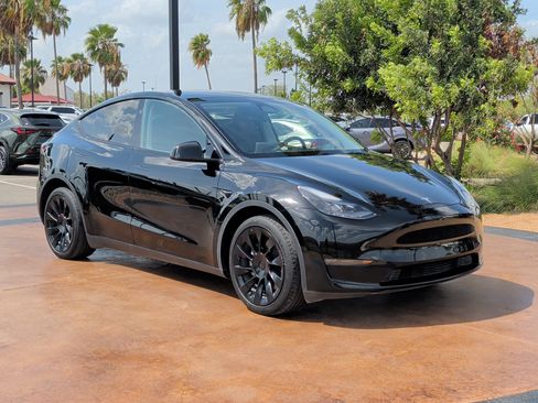 Used 2024 Tesla Model Y Long Range AWD/4WD image 1