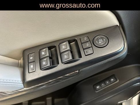 Used 2018 Chevrolet Suburban LT w/ Luxury Package AWD/4WD image 15