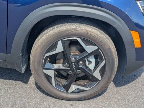 Used 2024 Kia Seltos EX FWD image 11