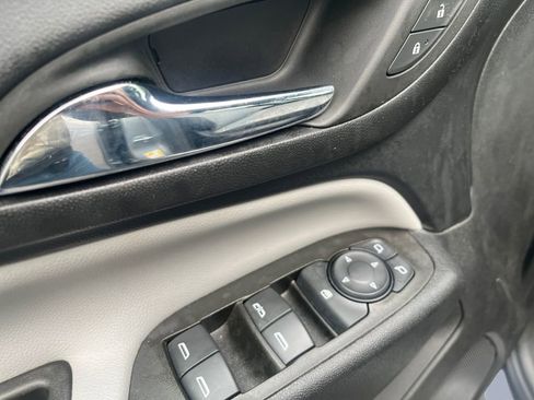 Used 2023 Chevrolet Equinox LT w/ Driver Convenience Package image 9