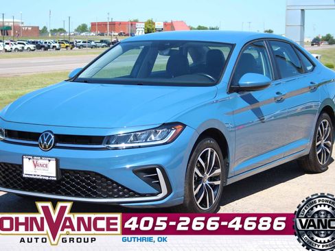 Used 2025 Volkswagen Jetta SE FWD image 3