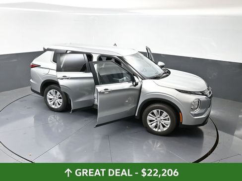 Used 2025 Mitsubishi Outlander ES image 58