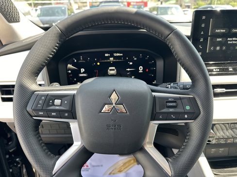 Used 2025 Mitsubishi Outlander AWD image 13