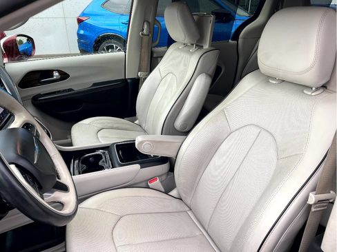 Used 2021 Chrysler Pacifica Limited w/ Uconnect Theater Family Group FWD image 11