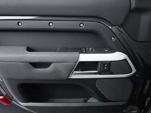 Used 2023 Land Rover Defender 90 S image 12