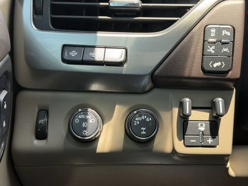 Used 2020 Chevrolet Tahoe Premier w/ Premier 6.2L Value Package AWD/4WD image 24