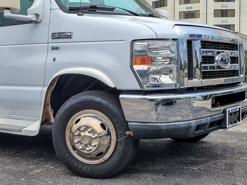 Used 2014 Ford E-350 and Econoline 350 Super Duty image 2
