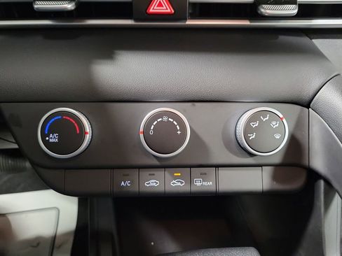 Used 2025 Hyundai Elantra SE image 17