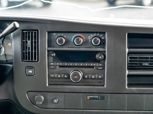 Used 2009 Chevrolet Express 1500 Passenger image 19