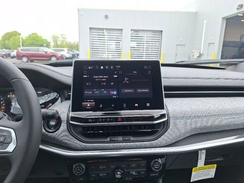 Used 2024 Jeep Compass Latitude w/ Convenience Group AWD/4WD image 14