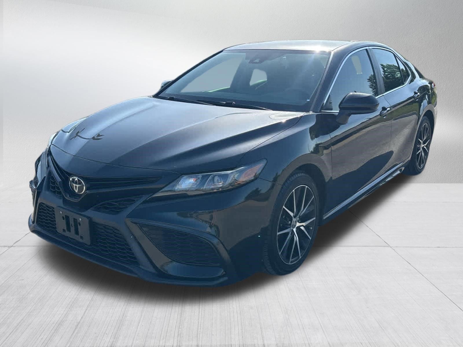 Used 2021 Toyota Camry SE FWD image 2