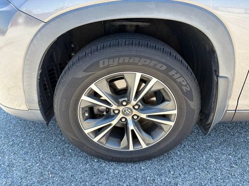 Used 2017 Toyota Highlander Plus AWD/4WD image 10