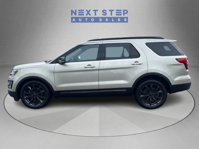 Used 2017 Ford Explorer XLT w/ Equipment Group 202A AWD/4WD image 4