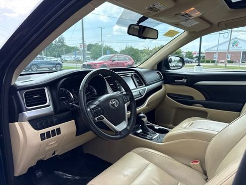 Used 2014 Toyota Highlander XLE AWD/4WD image 9