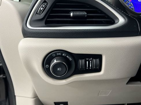 Used 2023 Chrysler Pacifica Touring-L AWD/4WD image 18