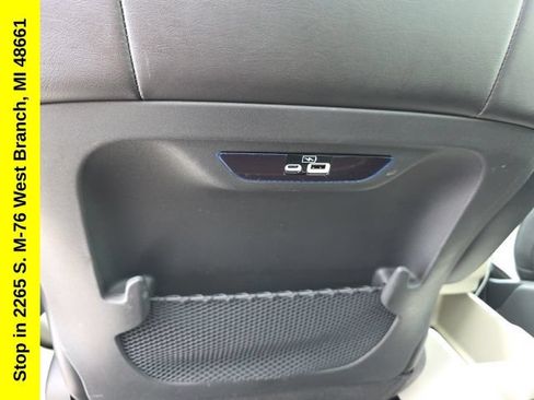 Used 2023 Chrysler Pacifica Limited FWD image 38