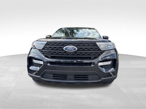 Used 2022 Ford Explorer Limited w/ Equipment Group 301A RWD image 2