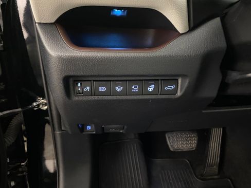 Used 2020 Toyota RAV4 Limited image 19