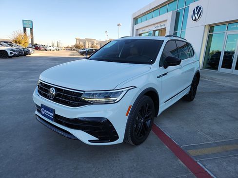Used 2022 Volkswagen Tiguan SE R-Line image 3