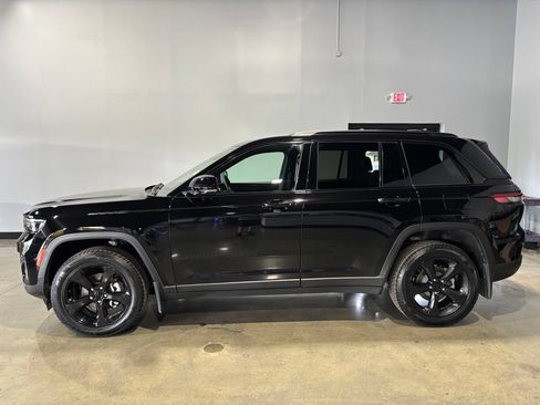 Used 2023 Jeep Grand Cherokee Altitude AWD/4WD image 2