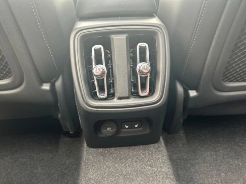Certified 2025 Volvo XC40 B5 Core AWD/4WD image 16