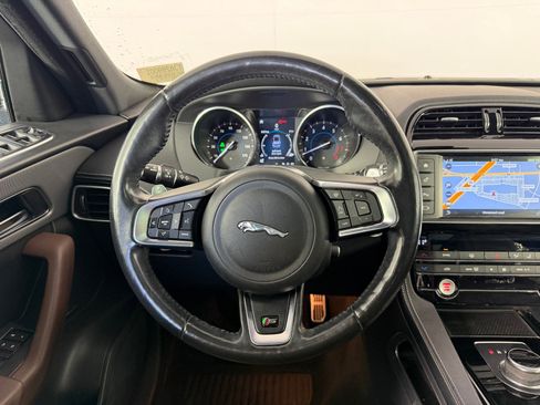 Used 2018 Jaguar F-PACE S image 31