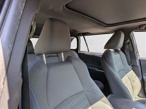 Used 2022 Toyota RAV4 SE w/ Convenience Package image 12